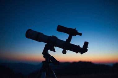 Gökyüzündeki yıldızları, gezegenleri, ayı, gök cisimlerini gözlemlemek için astronomik teleskop.