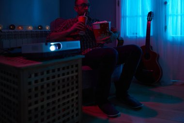 İnşaat alanındaki bir kablo sisteminde elektrik işi..