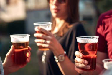 Bir grup arkadaş arka bahçe partisinde soğuk biranın tadını çıkarıyor..