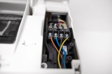 Modern bir klima ünitesinin elektrik tesisatı..