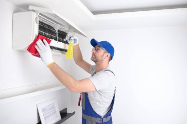 Servis elemanı havalandırmayı temizliyor..