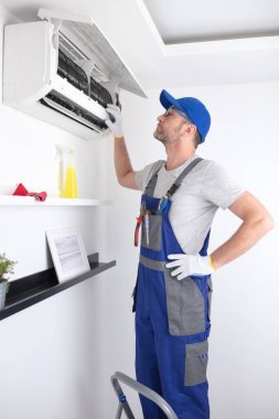 Servis elemanı havalandırmayı temizliyor..