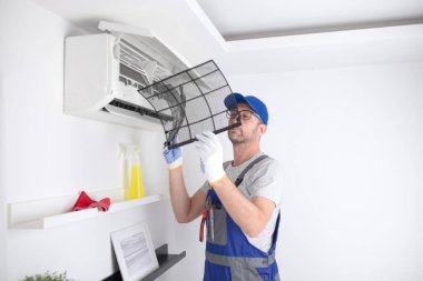 Servis elemanı havalandırmayı temizliyor..