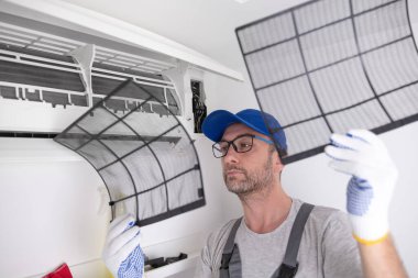 Servis elemanı havalandırmayı temizliyor..