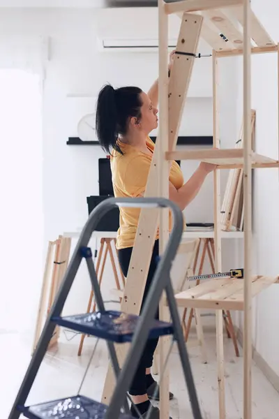 Mujer Montando Nuevos Estantes Madera Muebles Apartamento Fotos De Stock Sin Royalties Gratis