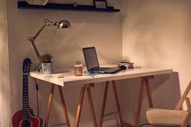 Dizüstü bilgisayarla modern ev içi.