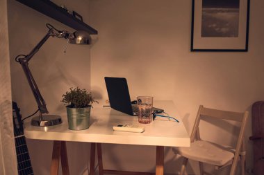 Dizüstü bilgisayarla modern ev içi.