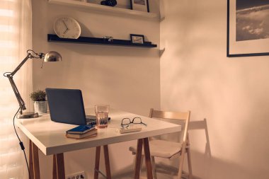 Dizüstü bilgisayarla modern ev içi.