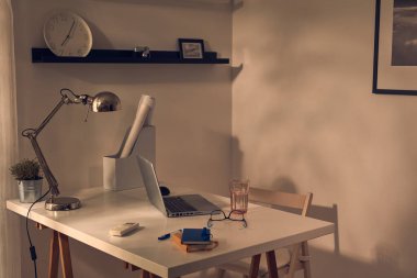 Dizüstü bilgisayarla modern ev içi.