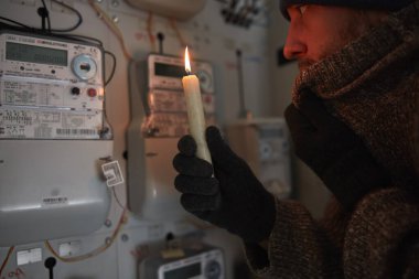 Elektrik sayacını soğuk kış günlerinde mumla kontrol etmek. Elektrik kesintisi varken..