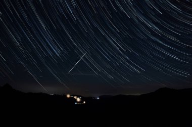 Meteorlu, kayan yıldızlı ve kırsal siluetli Samanyolu 'nun yıldız izleri..