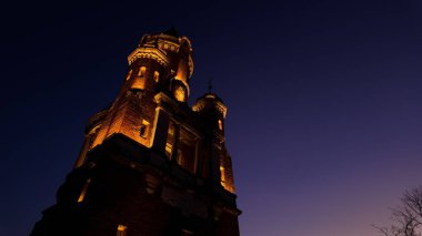 Zemun belediyesindeki Gardos kulesi, Belgrad, Sırbistan, mavi saat şehir manzarası.