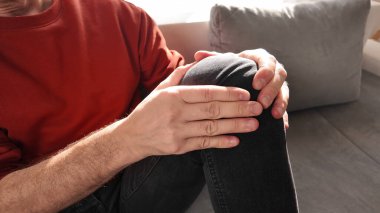 Evinde diz ağrısı olan bir adam..