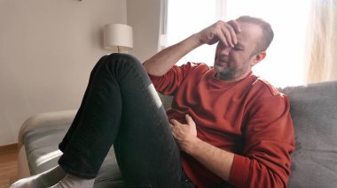 Göğüs ve karın ağrısı olan bir adam..