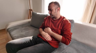 Göğüs ve karın ağrısı olan bir adam..