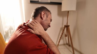 Evde boynu ağrıyan bir adam var..