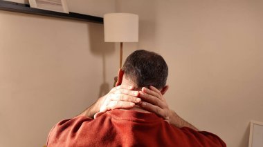 Evde boynu ağrıyan bir adam var..
