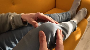 Evinde diz ağrısı olan bir adam..