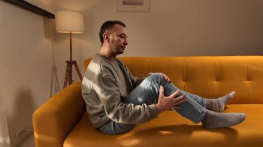 Evinde diz ağrısı olan bir adam..