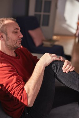 Evinde diz ağrısı olan bir adam..