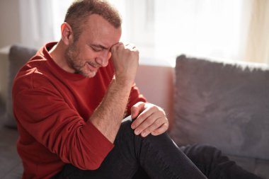 Evinde diz ağrısı olan bir adam..