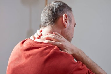 Evde boyun sorunu olan bir adam var..