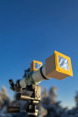 Güneşi gözlemlemek için özel güneş filtresi ile teleskop.