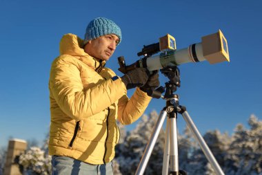Amatör gökbilimci Güneş 'e özel güneş filtresiyle bakıyor..