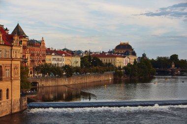 Çek Cumhuriyeti 'nin başkenti Prag' daki Vltava Nehri manzarası.
