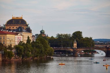 Çek Cumhuriyeti 'nin başkenti Prag' daki Vltava Nehri manzarası.