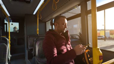 Şehir istasyonundaki bir otobüsün içindeki banliyö..