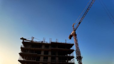 İnşaat vinci ve kulesi inşa ediliyor.