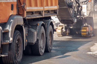 Sokak inşaatı için ağır inşaat makineleri ve kamyonet açık havada..