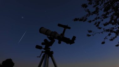 Yıldızları, gezegenleri, Ay 'ı ve diğer gök cisimlerini gözlemlemek için astronomik teleskop.