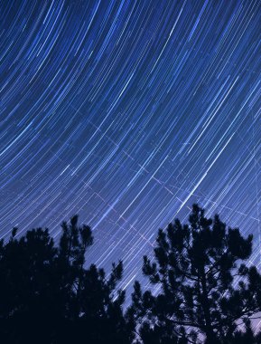 Yıldız izleri uzun pozlama ile fotoğraflandı.