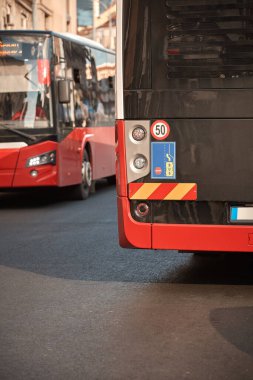 Bir istasyona park edilmiş toplu taşıma için kırmızı otobüs..