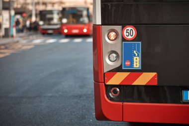 Bir istasyona park edilmiş toplu taşıma için kırmızı otobüs..