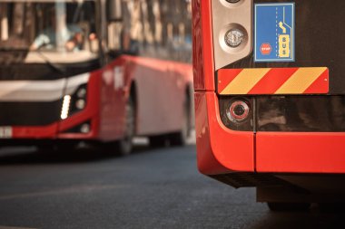 Bir istasyona park edilmiş toplu taşıma için kırmızı otobüs..