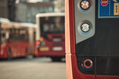 Bir istasyona park edilmiş toplu taşıma için kırmızı otobüs..
