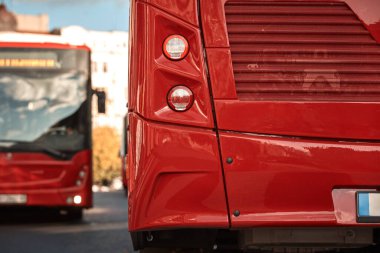 Bir istasyona park edilmiş toplu taşıma için kırmızı otobüs..