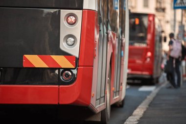 Bir istasyona park edilmiş toplu taşıma için kırmızı otobüs..