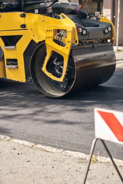 Ağır makinelerle kamu caddesi yeniden yapılandırması.