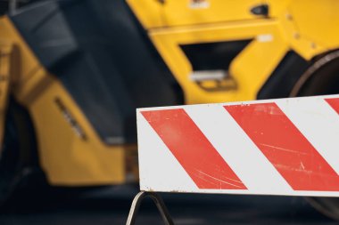 Ağır makinelerle kamu caddesi yeniden yapılandırması.