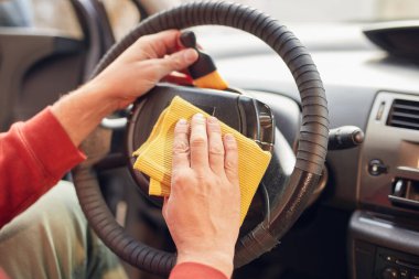 Sıradan tozlu arabanın içini ve havalandırmasını temizliyorum..