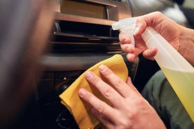 Sıradan tozlu arabanın içini ve havalandırmasını temizliyorum..