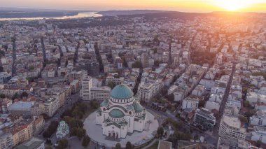 Sırbistan 'ın başkenti Belgrad' daki Saint Sava ve ortodoks kilisesinin sabah manzarası.