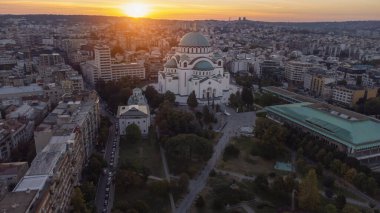 Sırbistan 'ın başkenti Belgrad' daki Saint Sava ve ortodoks kilisesinin sabah manzarası.