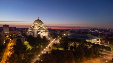 Sırbistan 'ın başkenti Belgrad' daki Saint Sava ve ortodoks kilisesinin sabah manzarası.