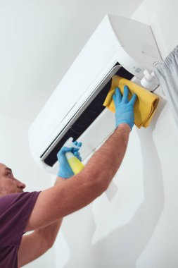 Evdeki havalandırmayı temizleyen ve koruyan adam..