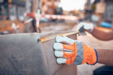 İnşaat işçisi kamu yollarının yeniden inşası üzerinde çalışıyor..